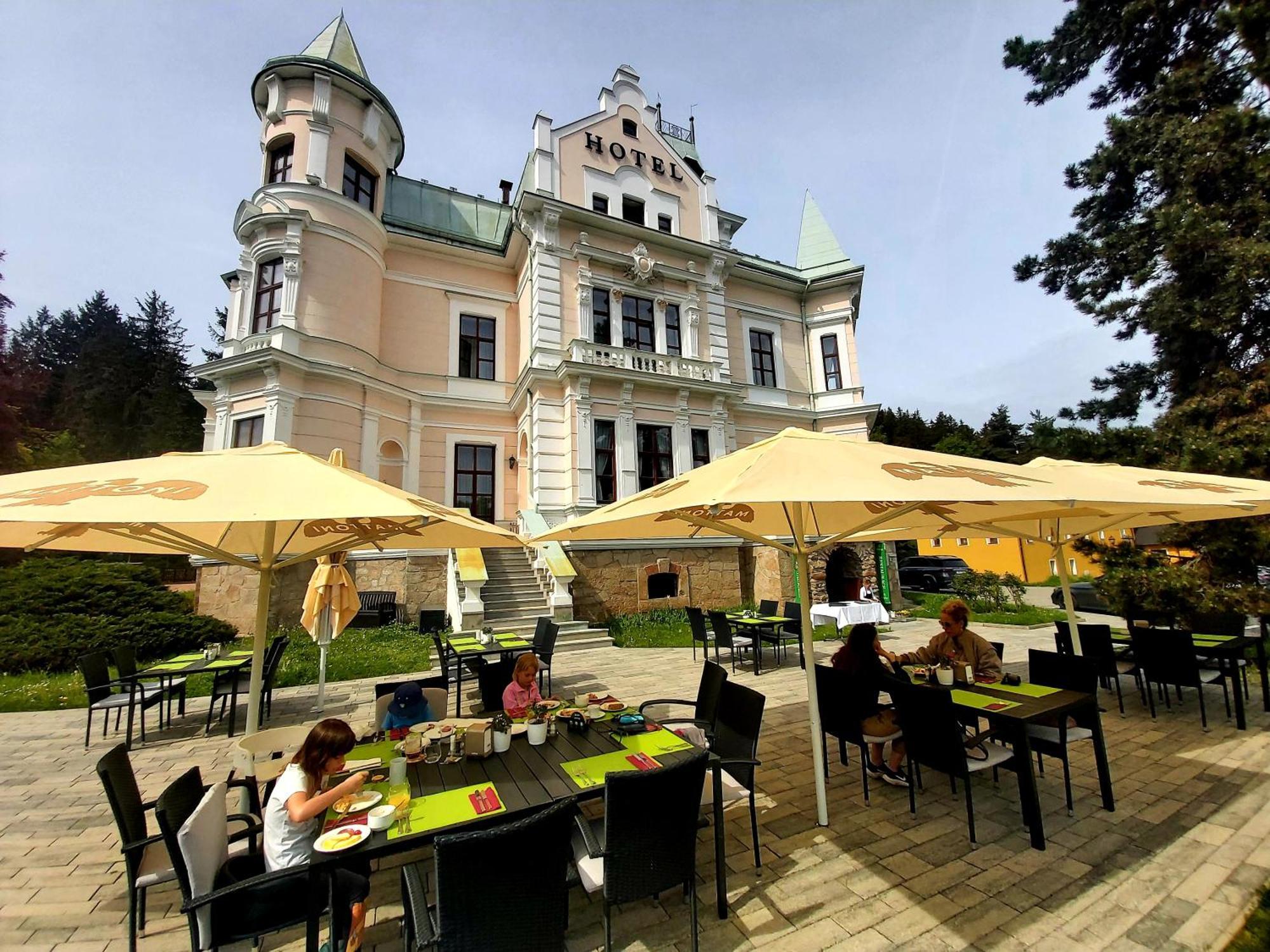 Chateau Cihelny Hotel